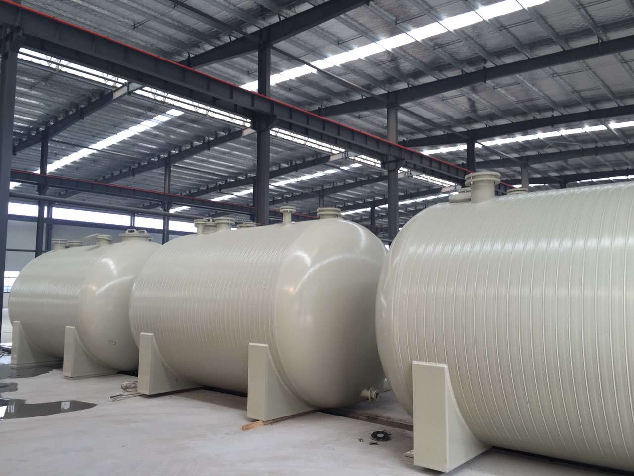 Large capacity thermoplastic storage vessel installation for high temperature fluid management