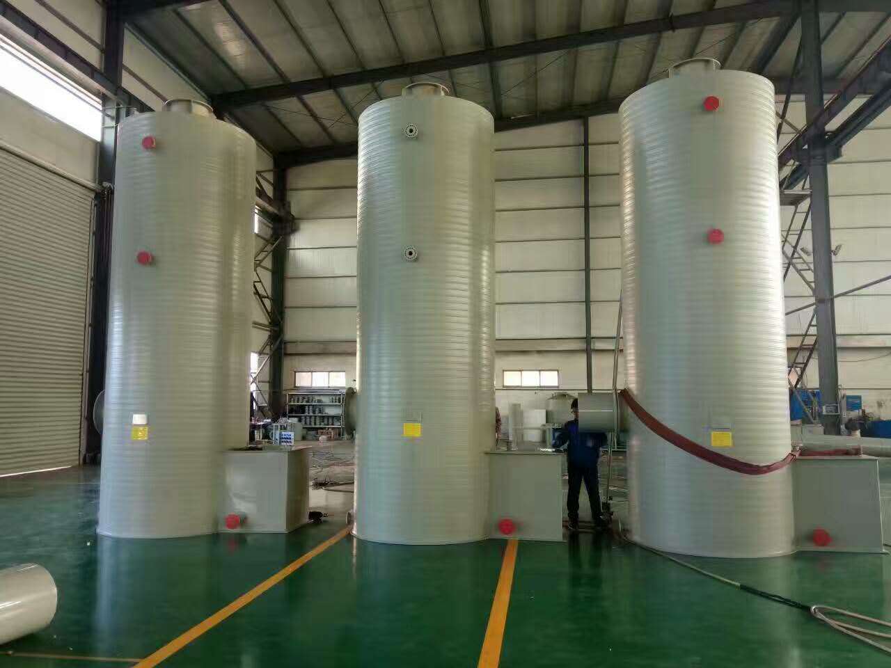 Automated HDPE/PP spiral winding tank machine in operation, showcasing seamless extrusion technology